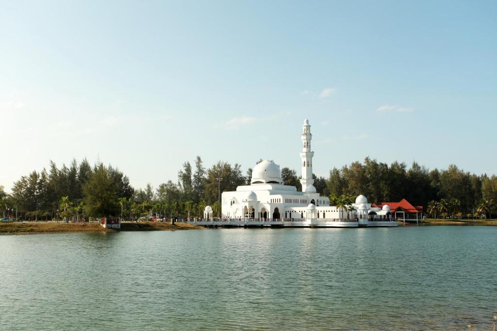 The Regency Waterfront Hotel Kuala Terengganu Exterior photo
